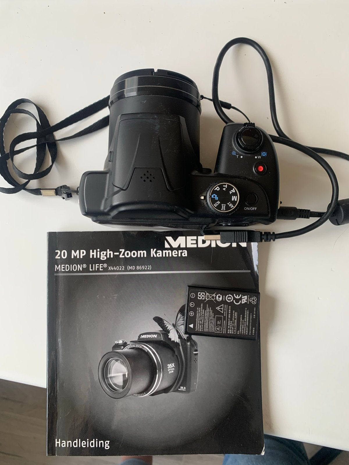 Medion Life X44022 (MD 86922) 20 MP High-Zoom Camera, Gebruikt, Ophalen of Verzenden, Accu, Overige Merken