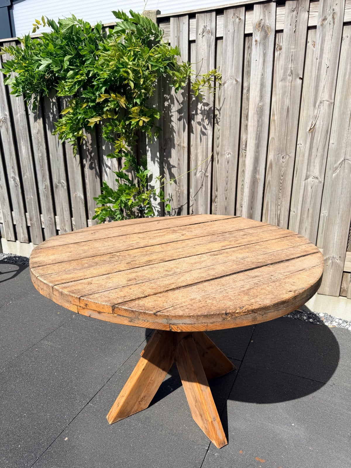 Ronde steigerhout tafel voor schuur - stevig en gelakt