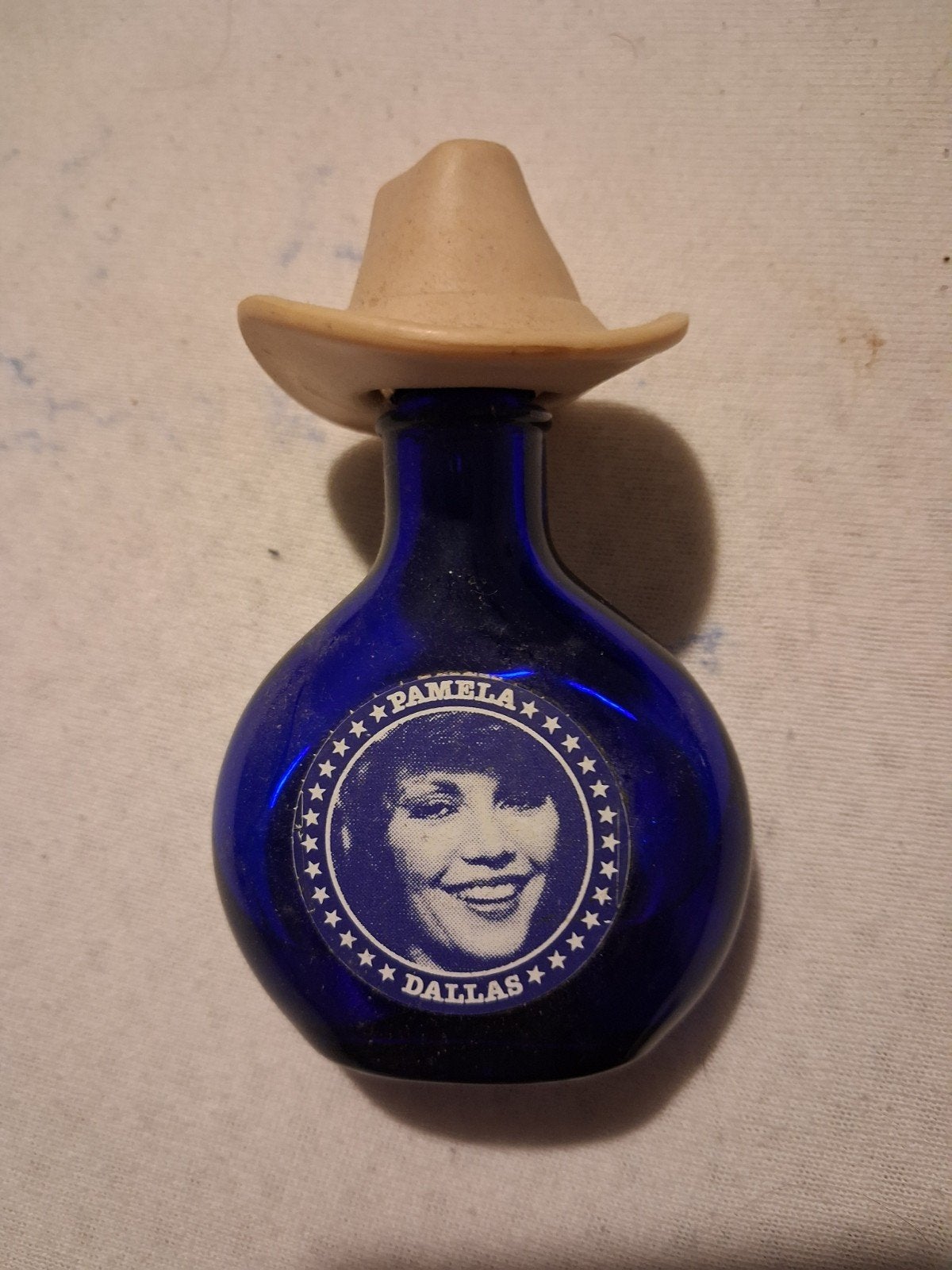Vintage Nannerl Obstler flesje met Dallas Pamela hoedje, Ophalen of Verzenden, Gebruikt