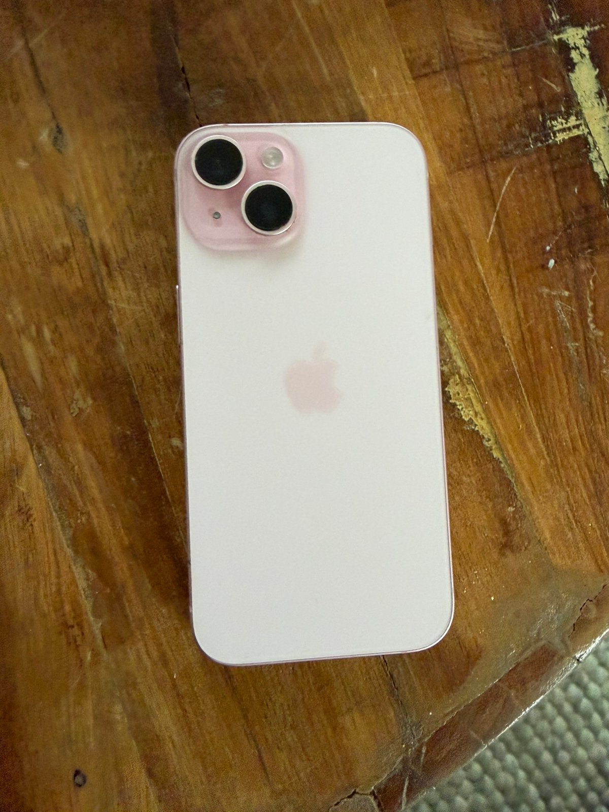 Iphone 15 256GB lichtroze met telefoonhoesje