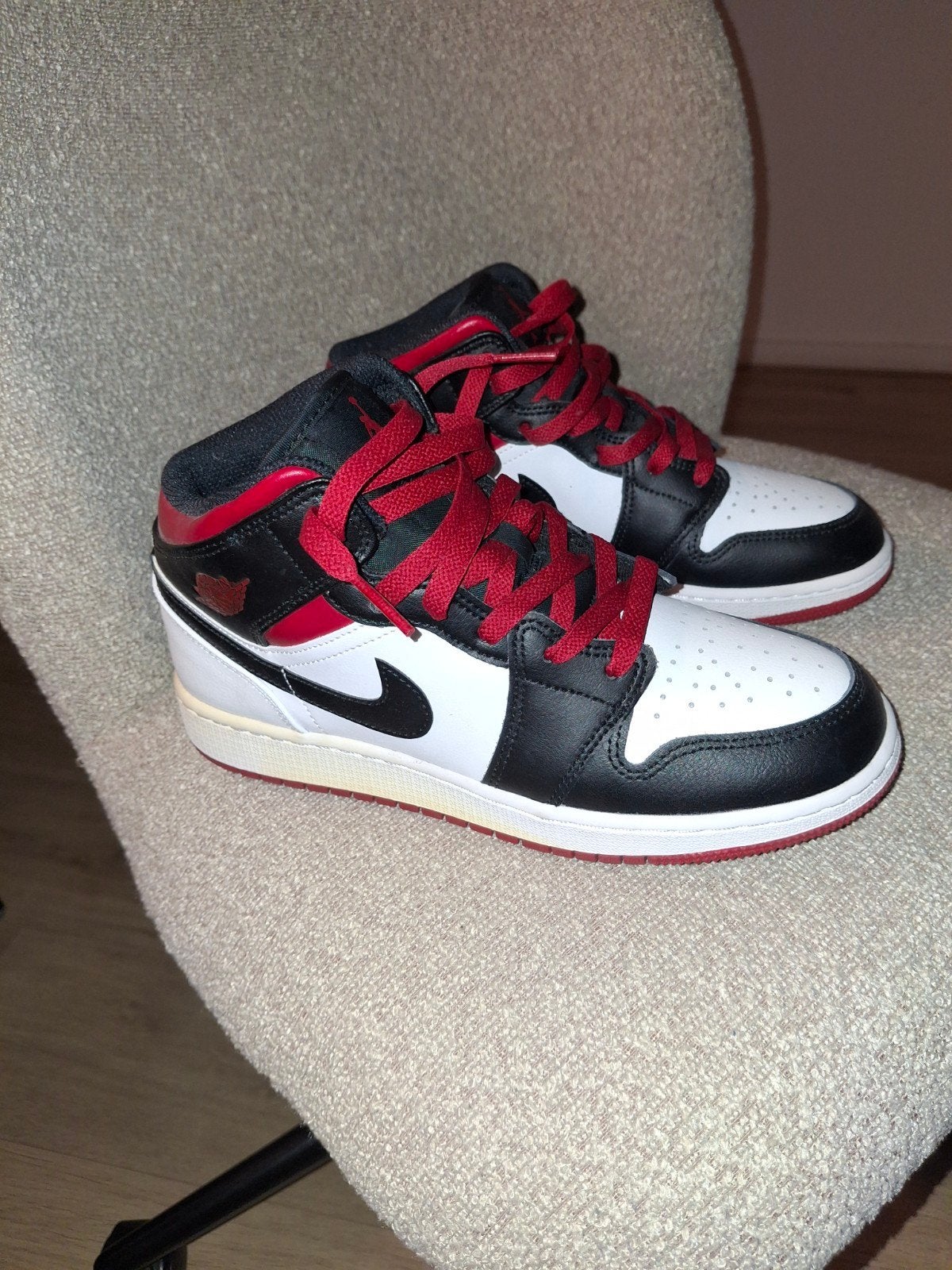 Jordan 1 Mid Black - Nieuw, Zwart, Nieuw, Ophalen of Verzenden, Sneakers of Gympen