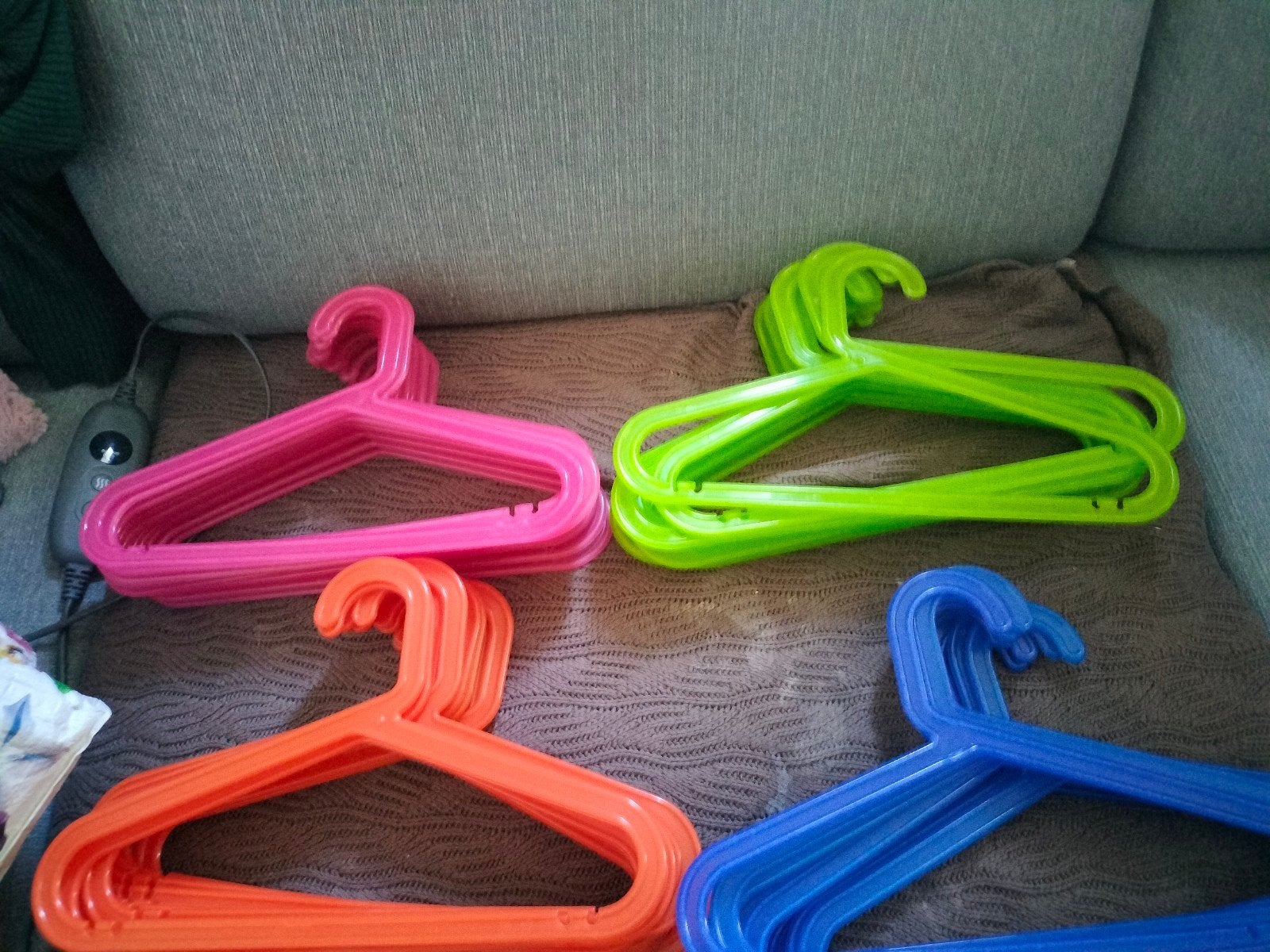 48 stuks kinder kledinghangers in diverse kleuren, Ophalen, Gebruikt