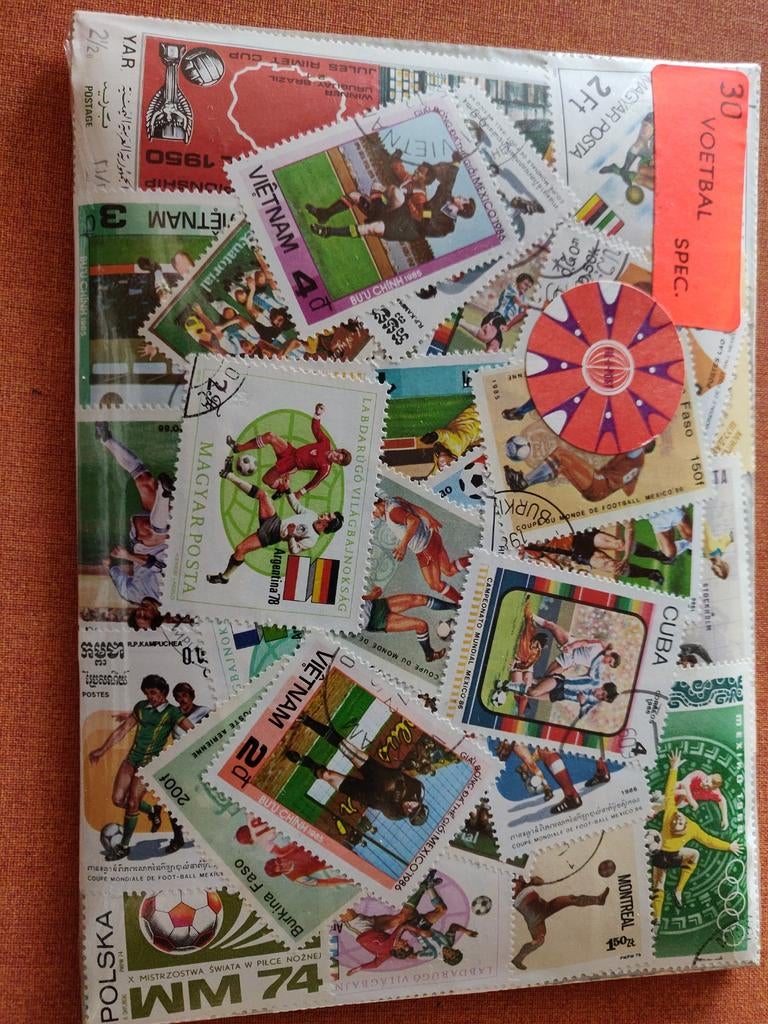 Postzegels thema voetbal 50 gestempeld  in verpakking, Postzegels en Munten, Postzegels | Volle albums en Verzamelingen, Ophalen of Verzenden