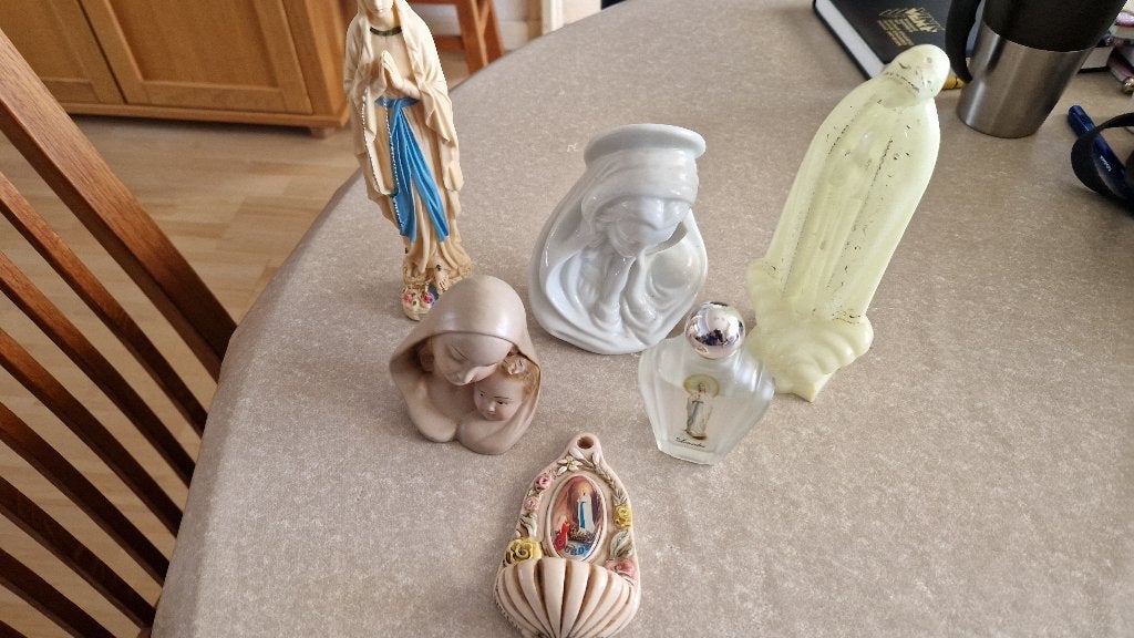 lourdes beeldjes en wijwaterbakje, Verzamelen, Ophalen of Verzenden, Zo goed als nieuw, Beeld(je)