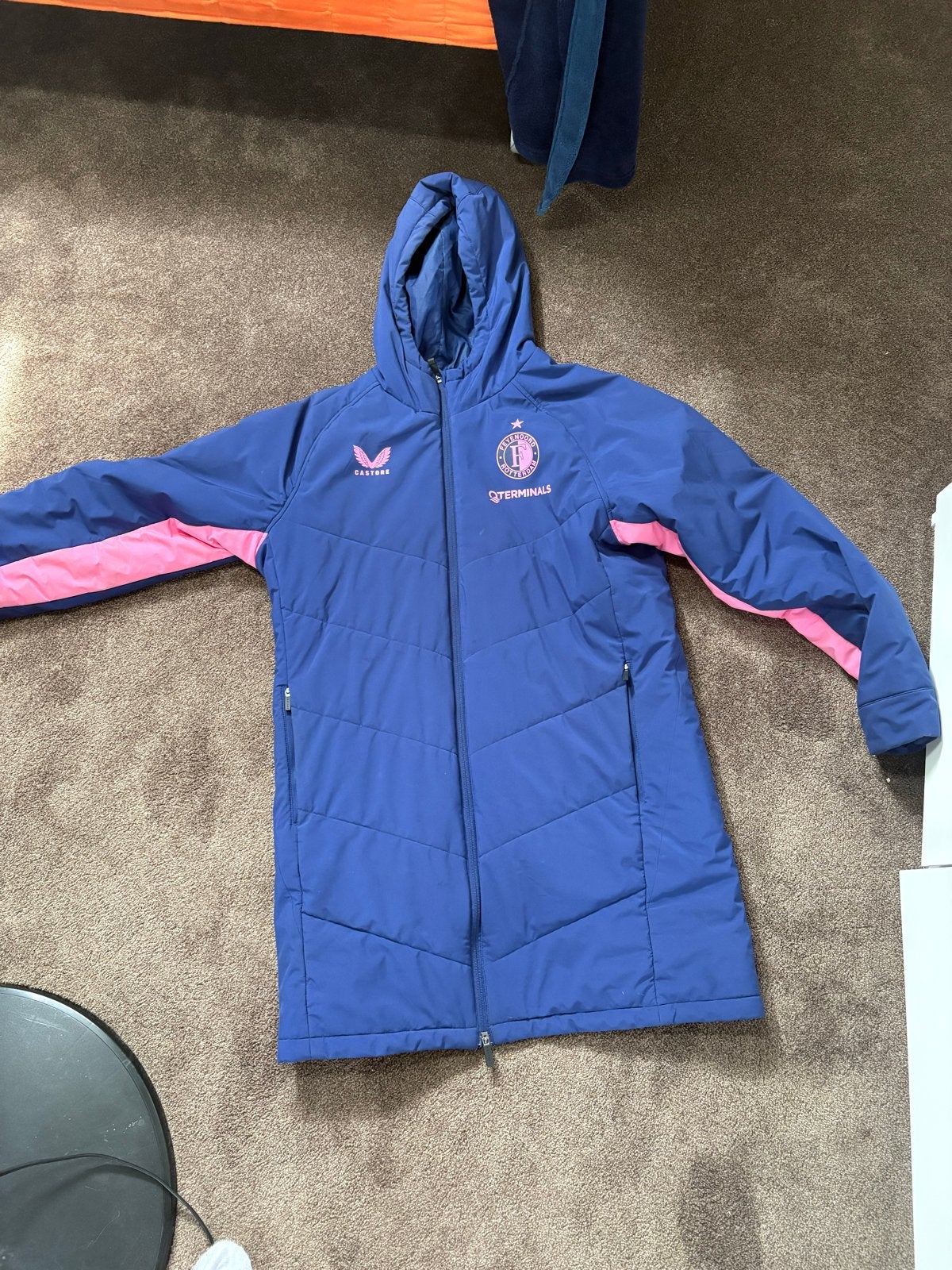 Feyenoord jas 25/26 nieuw L, Ophalen of Verzenden, Nieuw, Maat 52/54 (L), Blauw