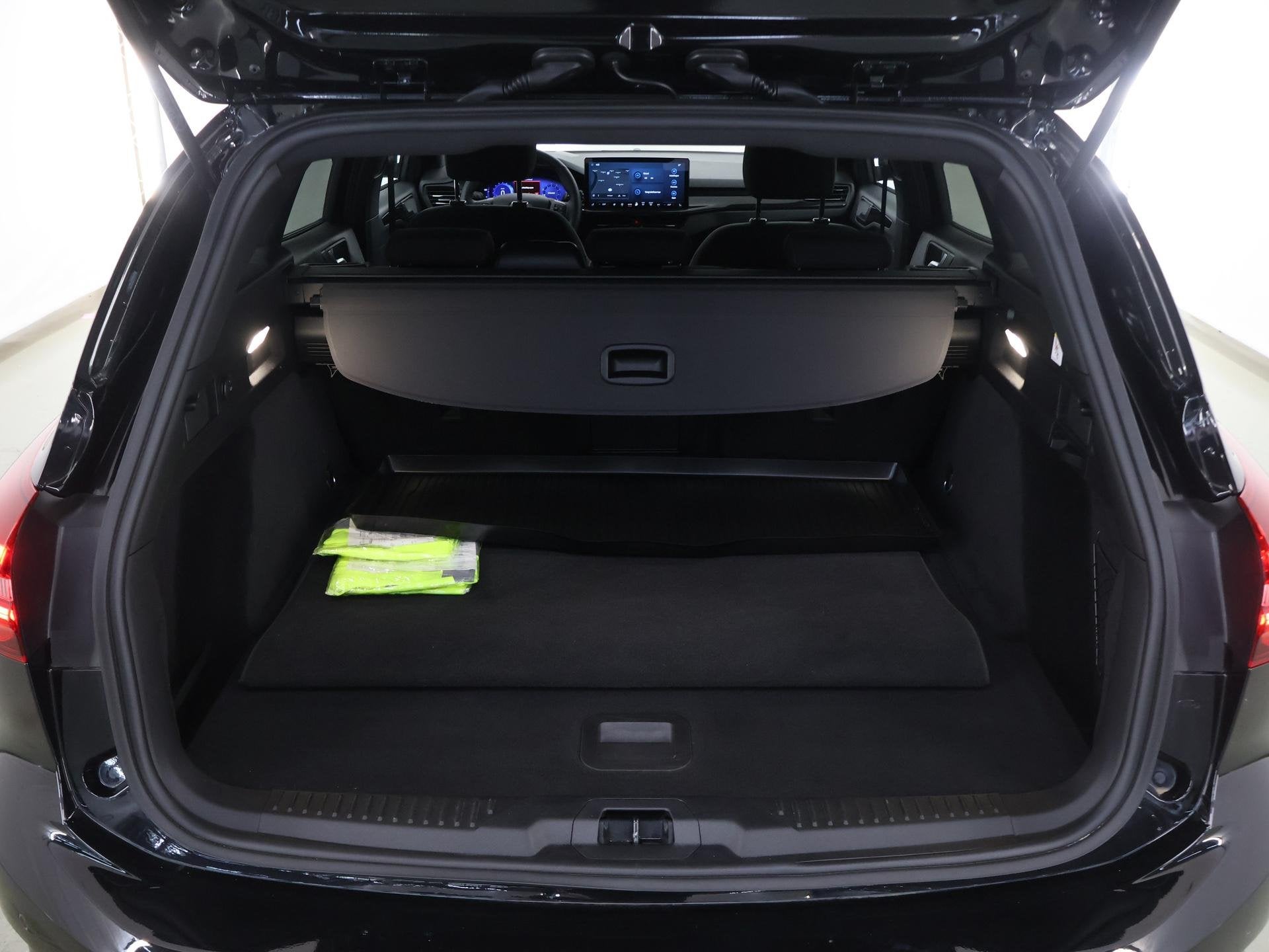 Foto 37 van Ford Focus Wagon 1.0 EcoBoost Hybrid ST Line | Trekhaak | Wi
