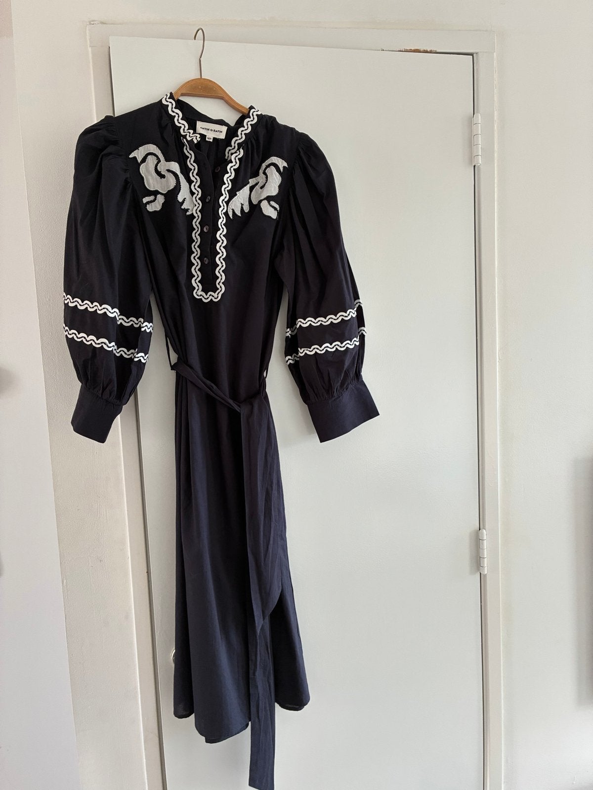 Donker blauw/ paars met borduursels en onderjurkje, Paars, Ophalen of Verzenden, Zo goed als nieuw, Knielengte