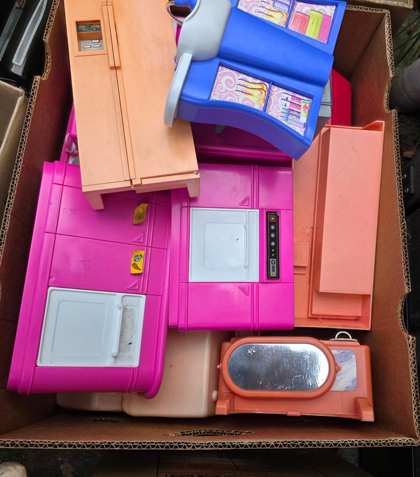 Grote doos vol Barbie meubels en accessoires