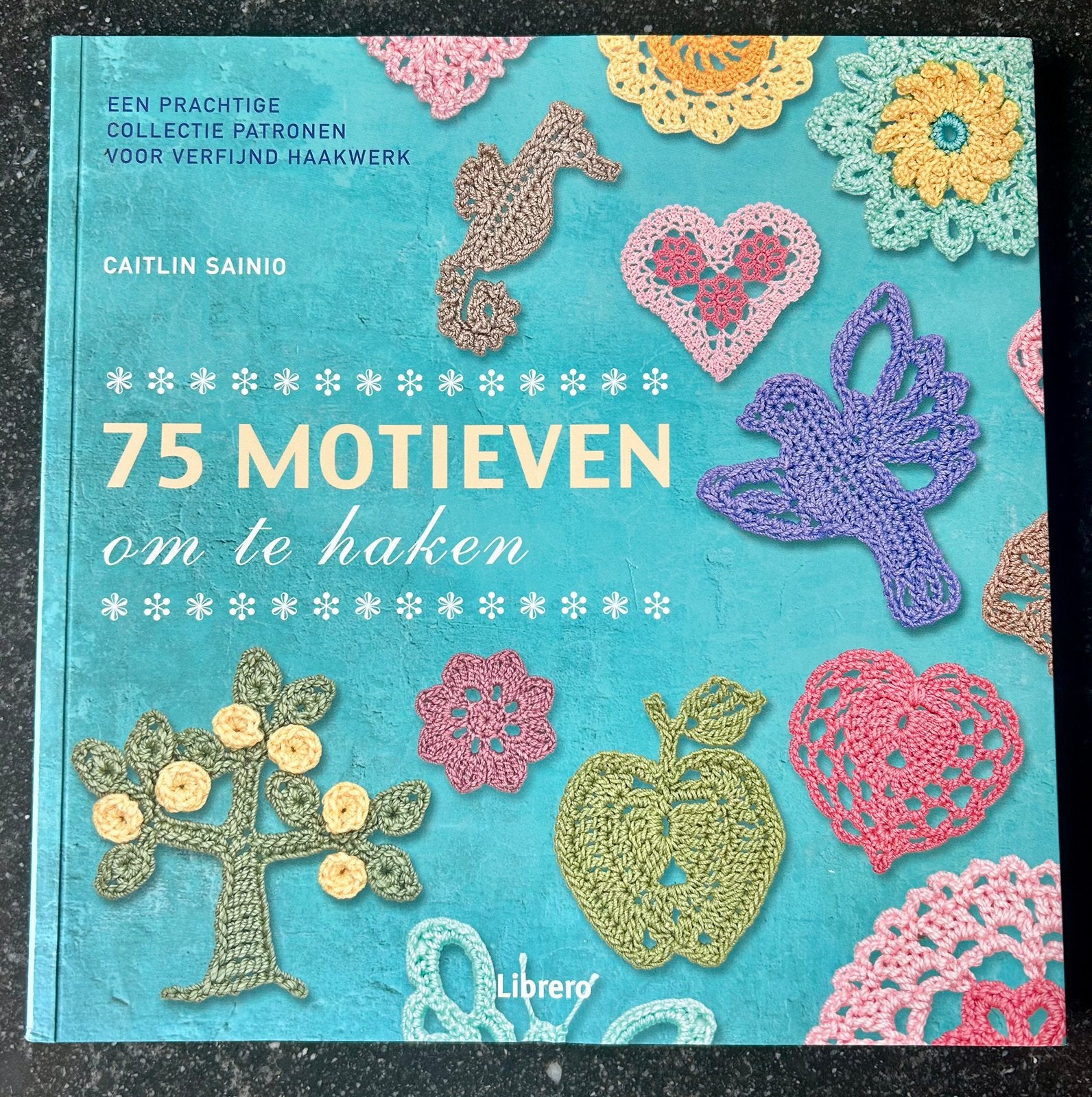 Caitlin Sainio - 75 motieven om te haken, Ophalen of Verzenden, Zo goed als nieuw, Breien en Haken