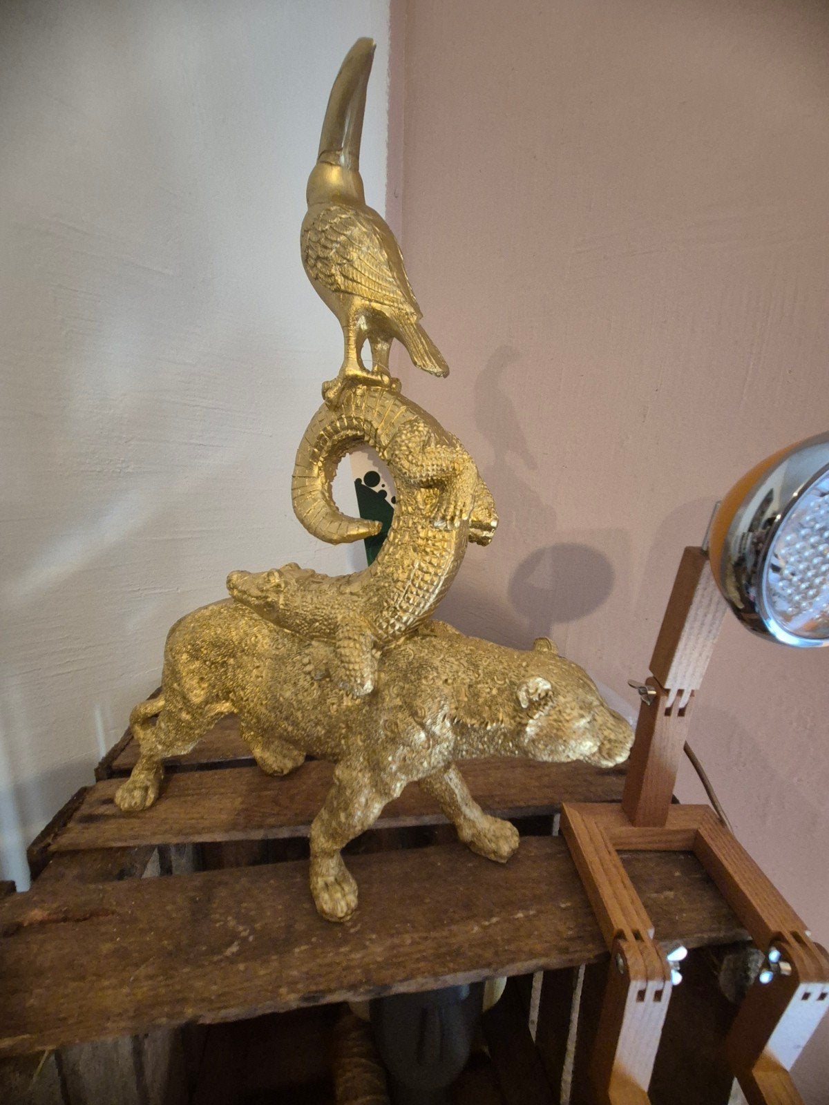 Gouden Polystone Beeld: Beer, Krokodil en Toekany, Ophalen of Verzenden, Nieuw, Dier