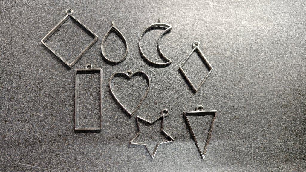 Restpartij metalen frames voor UV-hars hangers, Hobby en Vrije tijd, Ophalen of Verzenden, Nieuw, Hanger