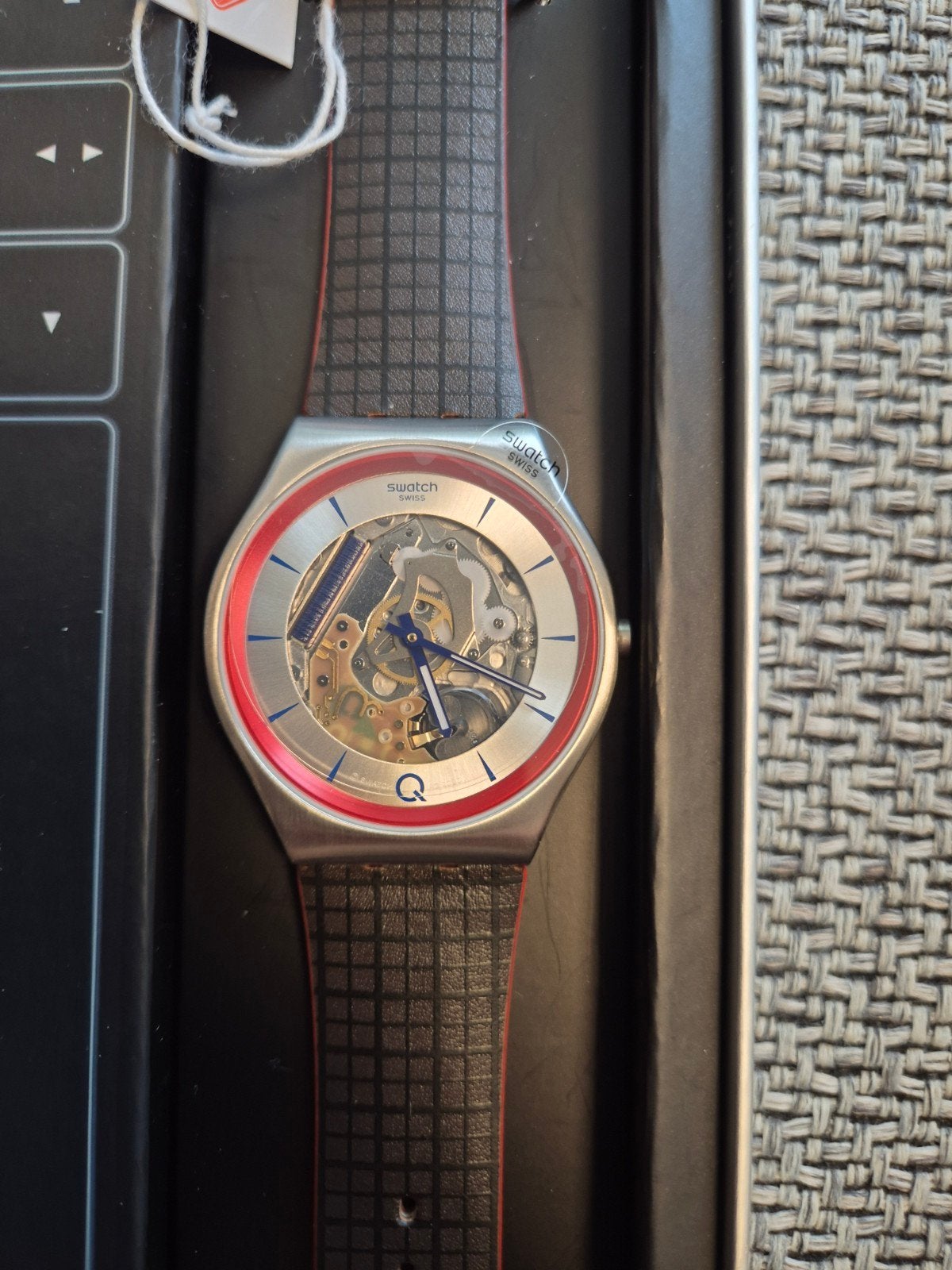 Swatch x 007 Q Limited Edition Polshorloge, Ophalen of Verzenden