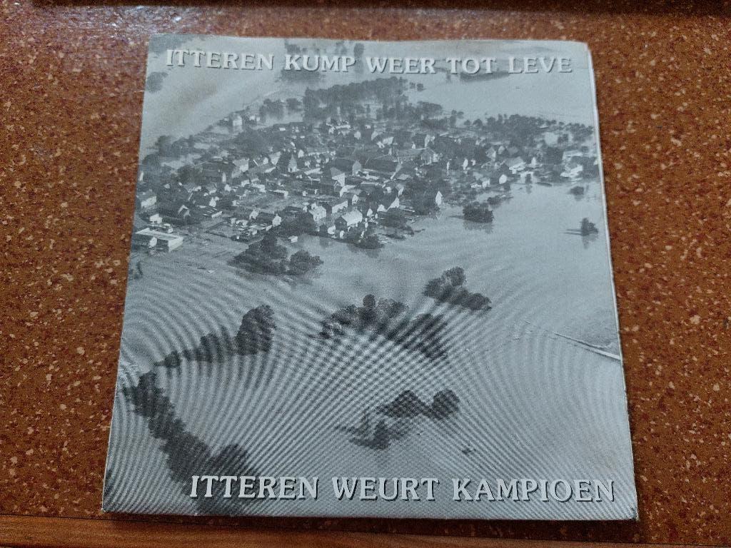 Vintage single Itteren kump weer tot leve / weurt kampioen, Gebruikt, Overige genres, Ophalen of Verzenden, Single