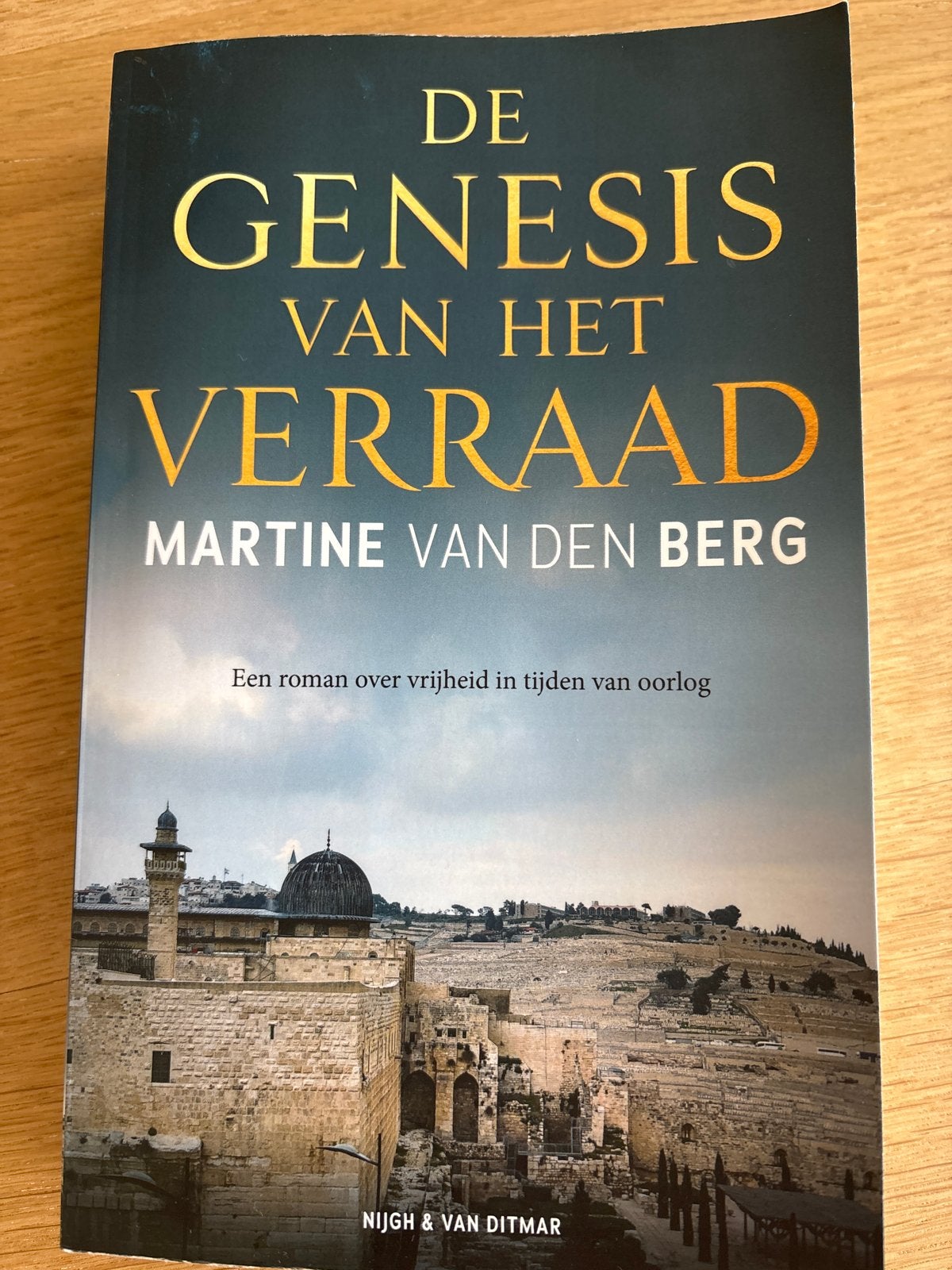 De Genesis van het Verraad - Martine van den Berg, Ophalen of Verzenden, Zo goed als nieuw, Nederland