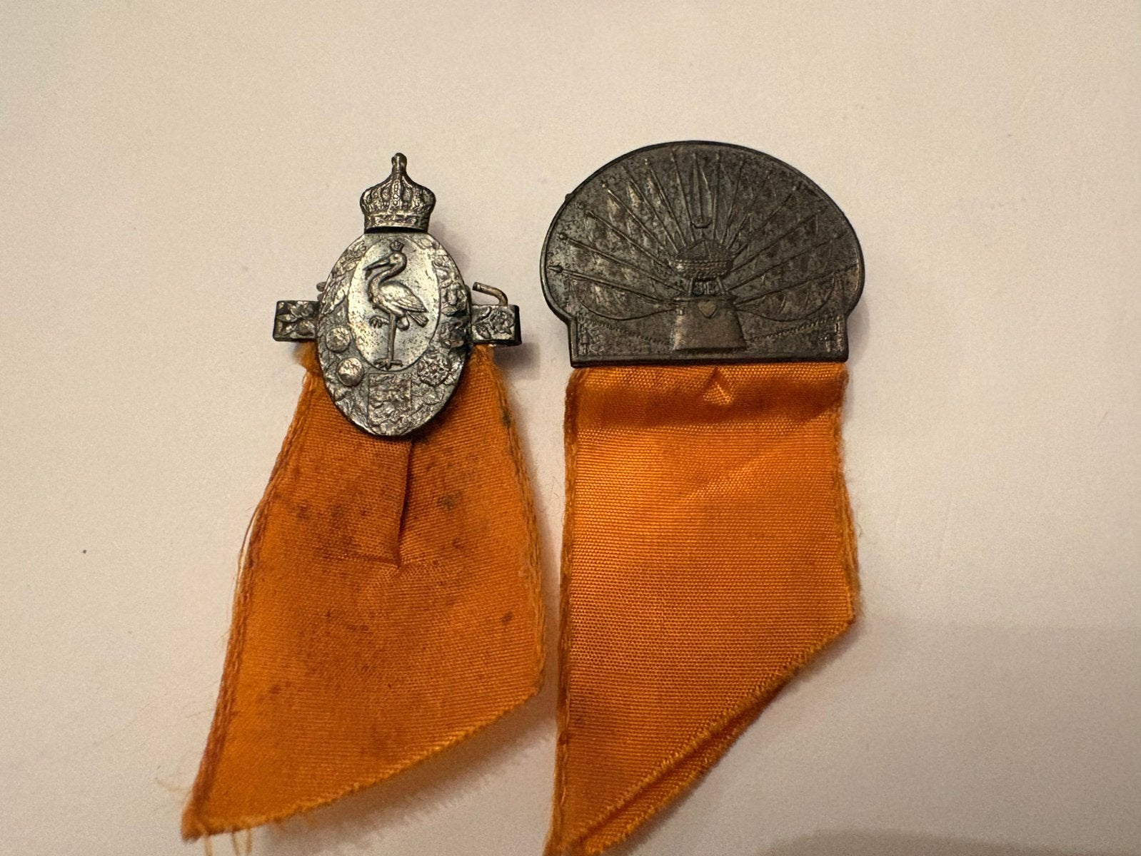 Twee herdenkingsspeldjes, Verzamelen, Koninklijk Huis en Royalty, Ophalen of Verzenden, Gebruikt, Nederland, Speld(je) of Lepel(tje)