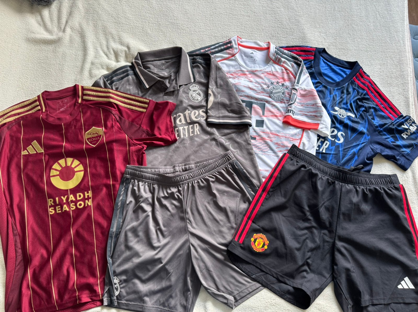 Adidas voetbalshirts/-shorts - Bayern, Arsenal, Real & Roma, Maat 52/54 (L), Blauw, Ophalen of Verzenden, Zo goed als nieuw