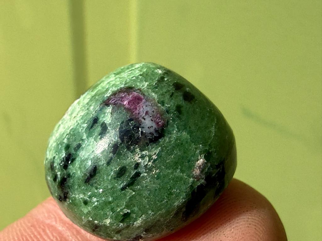 Robijn in Zoisiet Tanganyika artstone mineralen UV Actief, Verzamelen, Mineralen en Fossielen, Ophalen of Verzenden, Mineraal