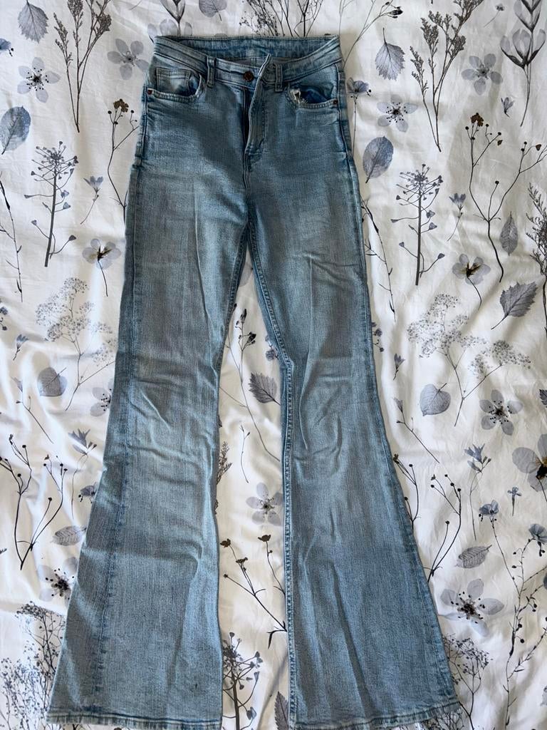 Bershka flared jeans - Maat W28/W29 (confectie 36), Ophalen of Verzenden, Gedragen, Blauw, W28 - W29 (confectie 36)