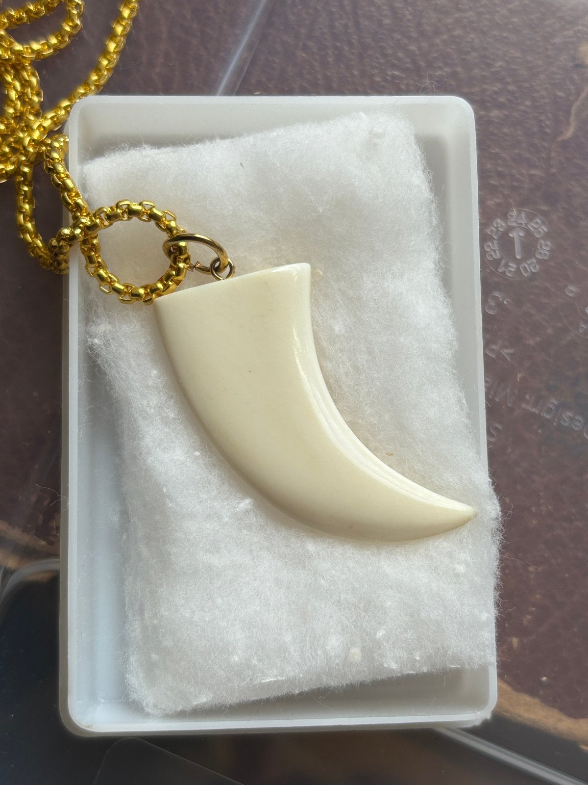 Goudkleurig ketting met tandvormige hanger, Nieuw, Ophalen of Verzenden, Goud, Overige materialen