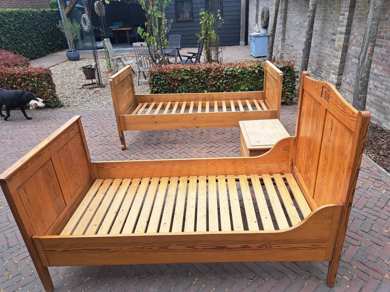 Antiek grenen bed met lattenbodem en kist, Antiek en Kunst, Antiek | Meubels | Bedden, Ophalen of Verzenden