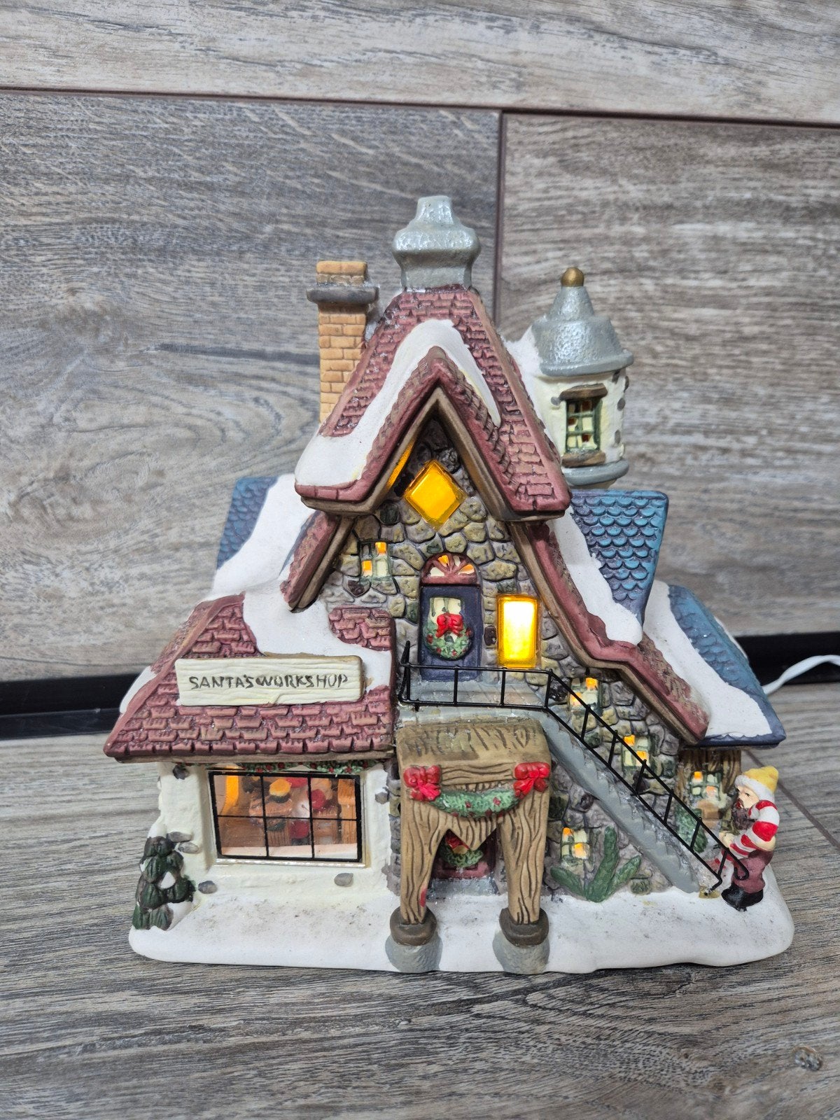 Kerstdorp santa's workshop verlicht kersthuisjes, Diversen, Ophalen of Verzenden, Zo goed als nieuw