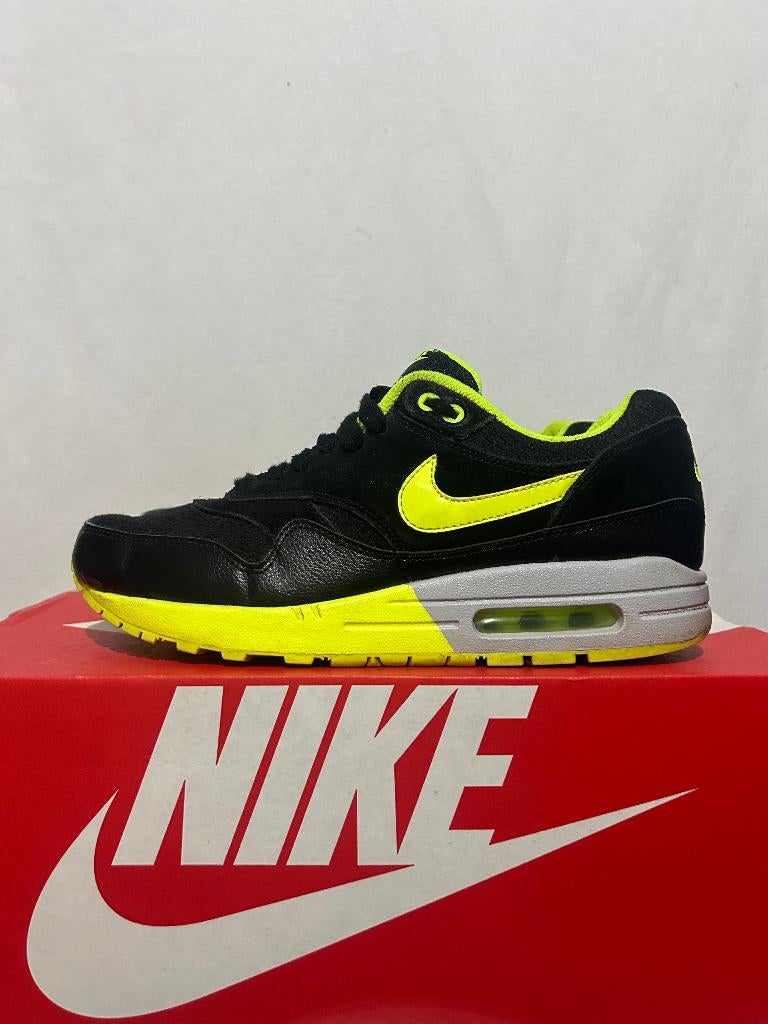 ALS NIEUW! Maat 42 - Nike Air Max 1 Black Volt, Kleding | Heren, Schoenen, Overige kleuren, Verzenden, Nike, Nike