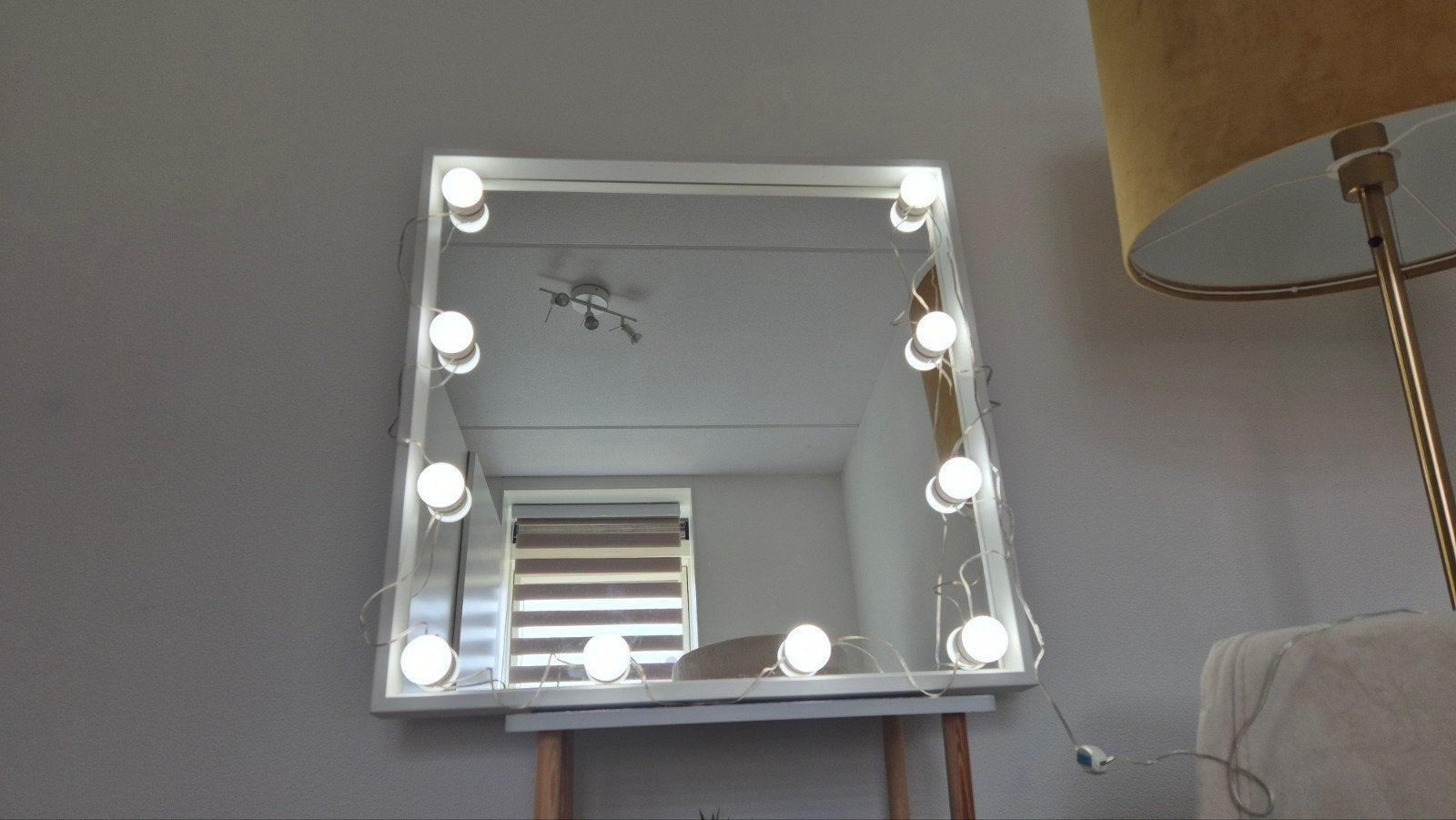 Ikea Nissedal Spiegel wit 65x65cm met lampjesset, Huis en Inrichting, Woonaccessoires | Spiegels, Ophalen, Minder dan 50 cm, Zo goed als nieuw