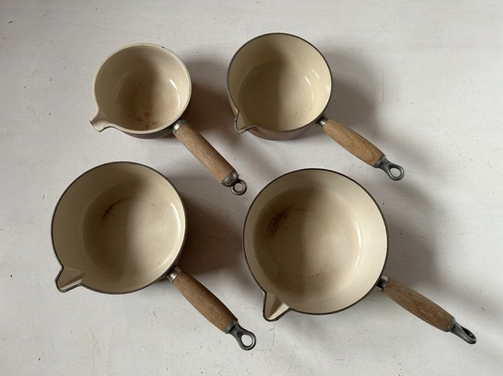 Set Le Creuset pannen Dia 14 tot Dia 20 met gietmond, Huis en Inrichting, Met handvatten, Gebruikt, Gietijzer, Ophalen of Verzenden