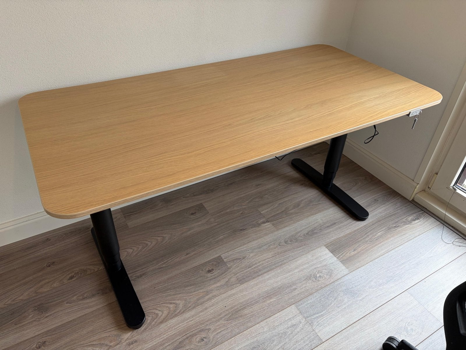 IKEA Bekant Zit-sta Bureau - Zo goed als nieuw, Huis en Inrichting, Bureaus, Ophalen, Zit-sta bureau, Elektrisch, Hout