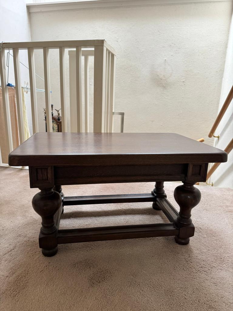 Antieke houten salontafel met gedraaide poten, Ophalen