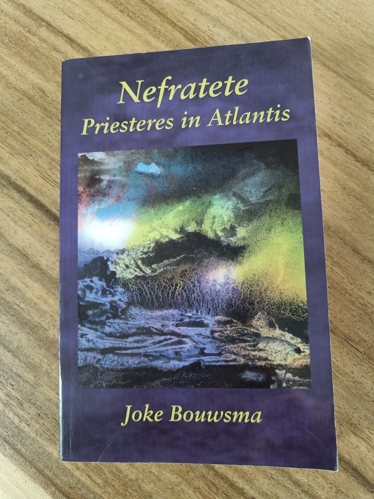 Nefratete Priesteres in Atlantis - Joke Bouwsma, Boeken, Ophalen of Verzenden, Zo goed als nieuw, Spiritualiteit algemeen, Verhaal of Roman