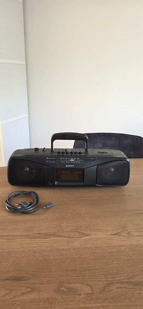 Sony CFS-204 draagbare radio met cassette (cassette defect), Audio, Tv en Foto, Radio's, Ophalen of Verzenden