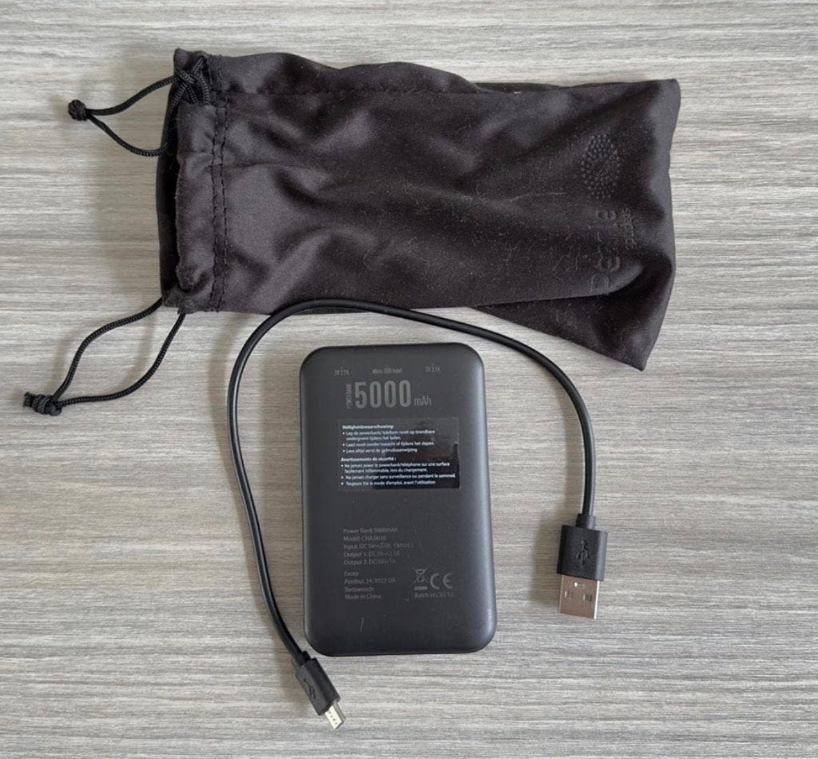 Pearle Powerbank 5000 mAh met hoesje en ingebouwde kabel, Ophalen of Verzenden, Zo goed als nieuw