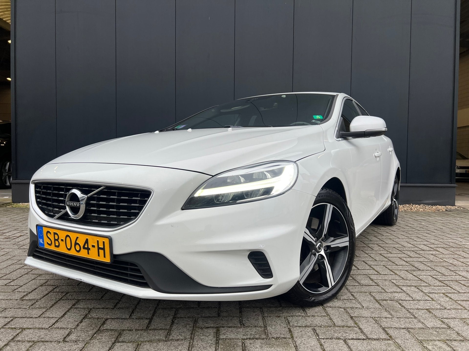 Volvo V40 2.0 T4 R-Design Sport '18 Leder/NaviTrekh/ZrMooi!, Voorwielaandrijving, Gebruikt, Wit, Bedrijf