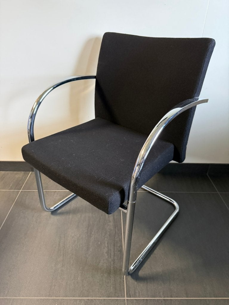 design stoel artifort Prof Wolfgang C.R. Mezger, Ophalen, Gebruikt, Zwart, Zwarte bekleding en meeverend chromen frame