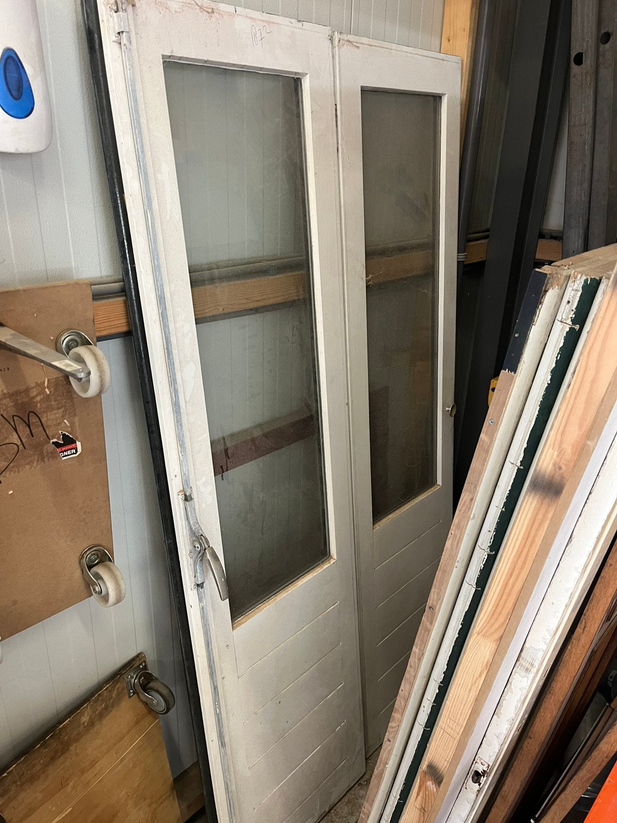 Openslaande deurtjes, Ophalen, Zo goed als nieuw, Hout, Deurkozijn