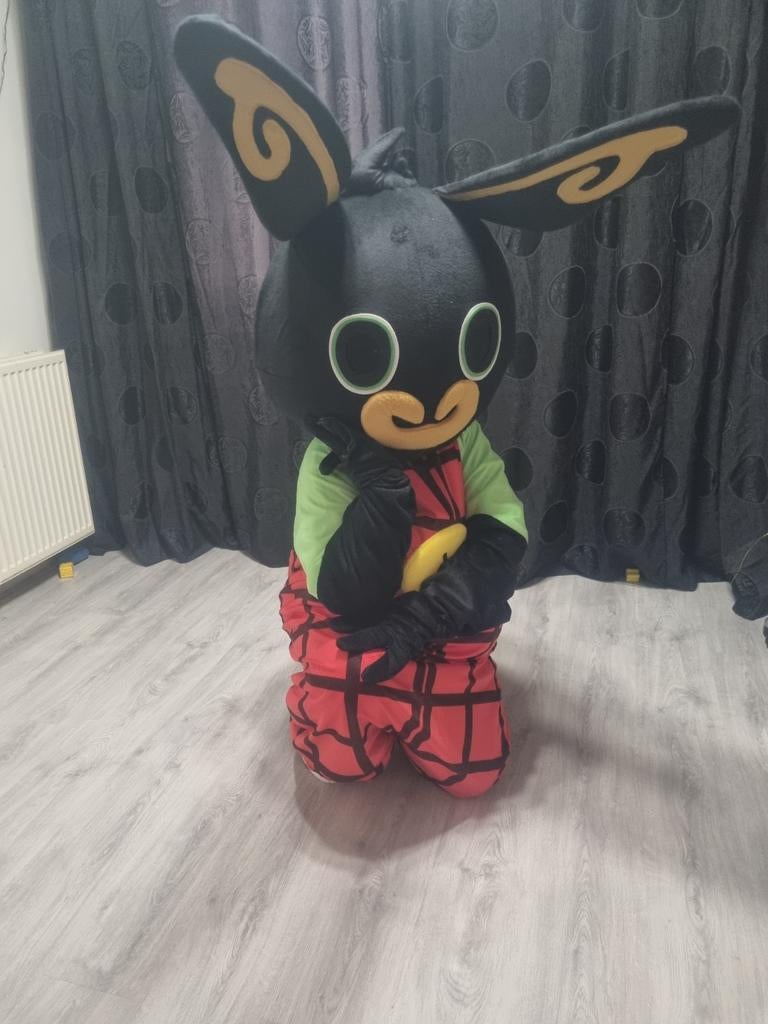 Te huur Bing Konijn Mascotte Kostuum Maat L, Ophalen of Verzenden, Zo goed als nieuw, Pak of Jurk