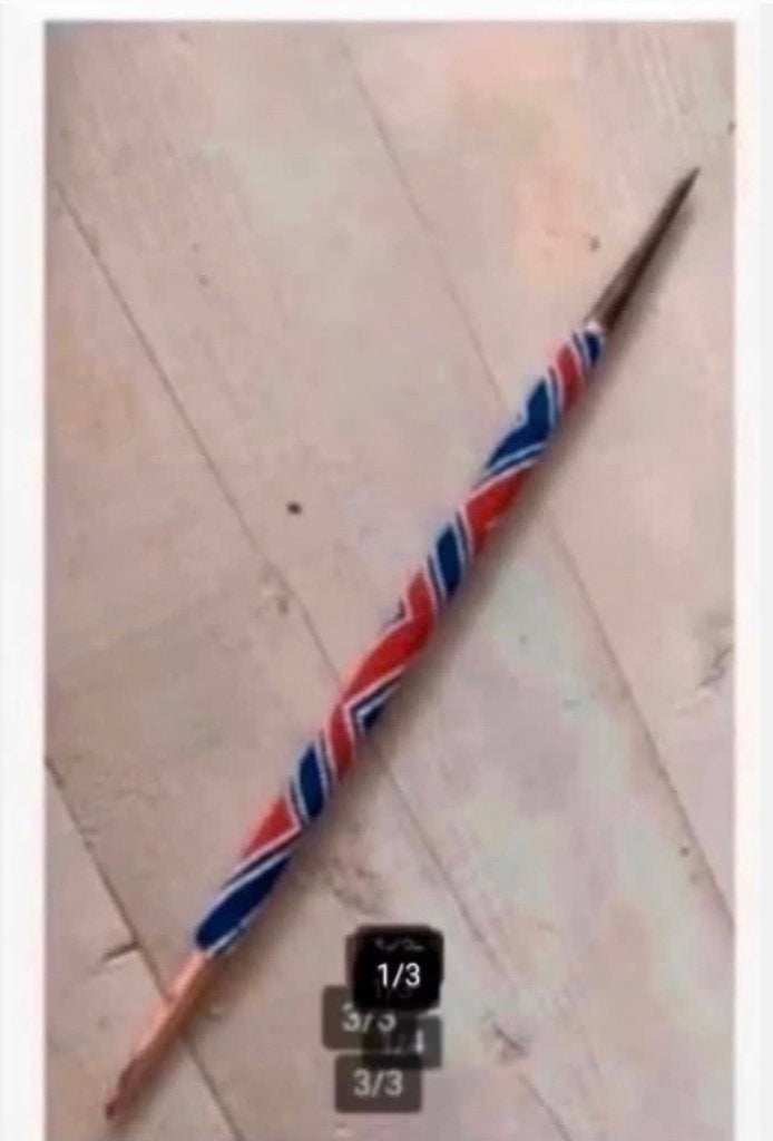Lange Afrikaanse speerpunt, met kralen ingelegd, 39 cm, Antiek en Kunst, Ophalen of Verzenden