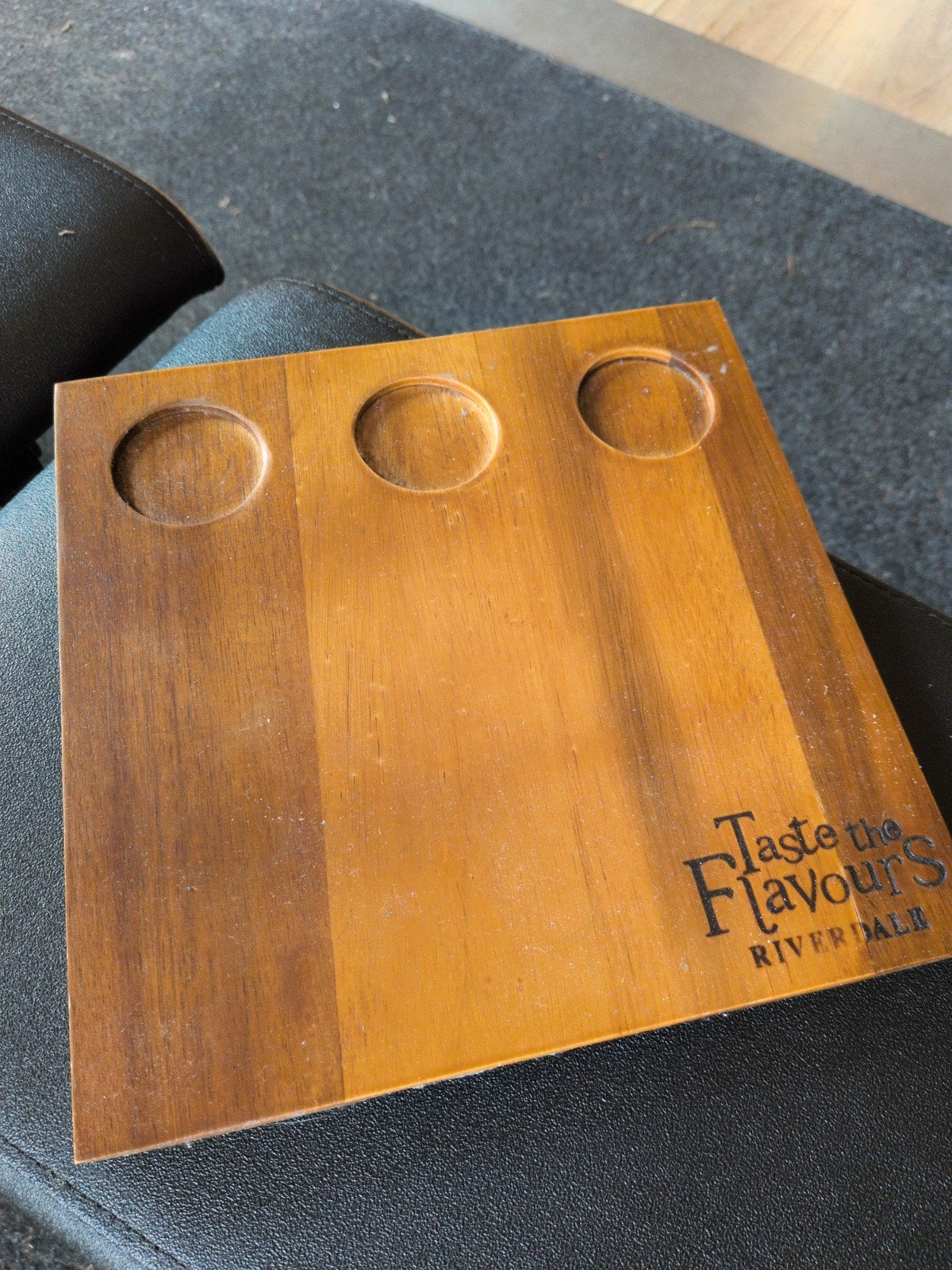 Houten serveerplank met 3 uitsparingen - Taste the Flavours, Gebruikt, Hout, Snij-/serveerplank, Ophalen of Verzenden