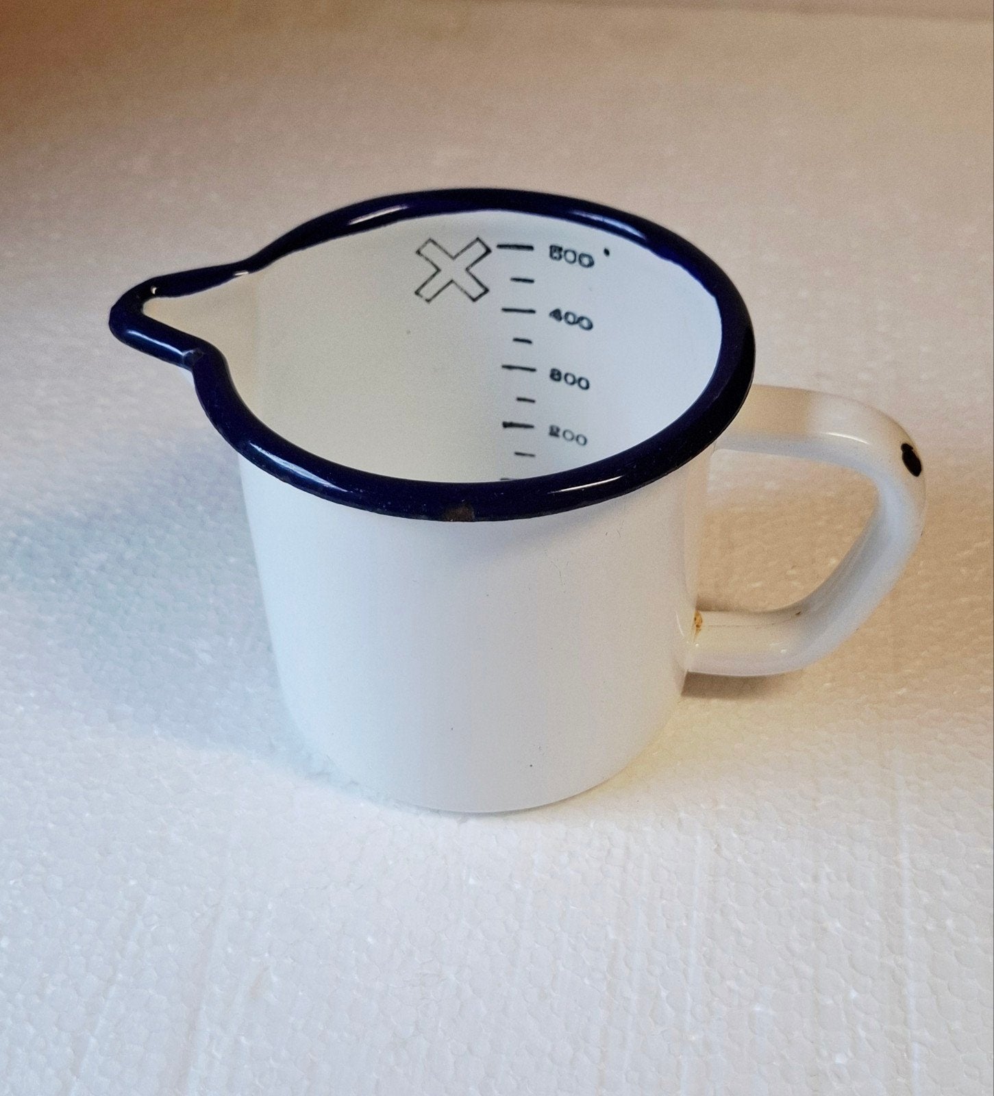 Vintage geëmailleerde maatbeker met tuit, wit/blauw, Ophalen of Verzenden
