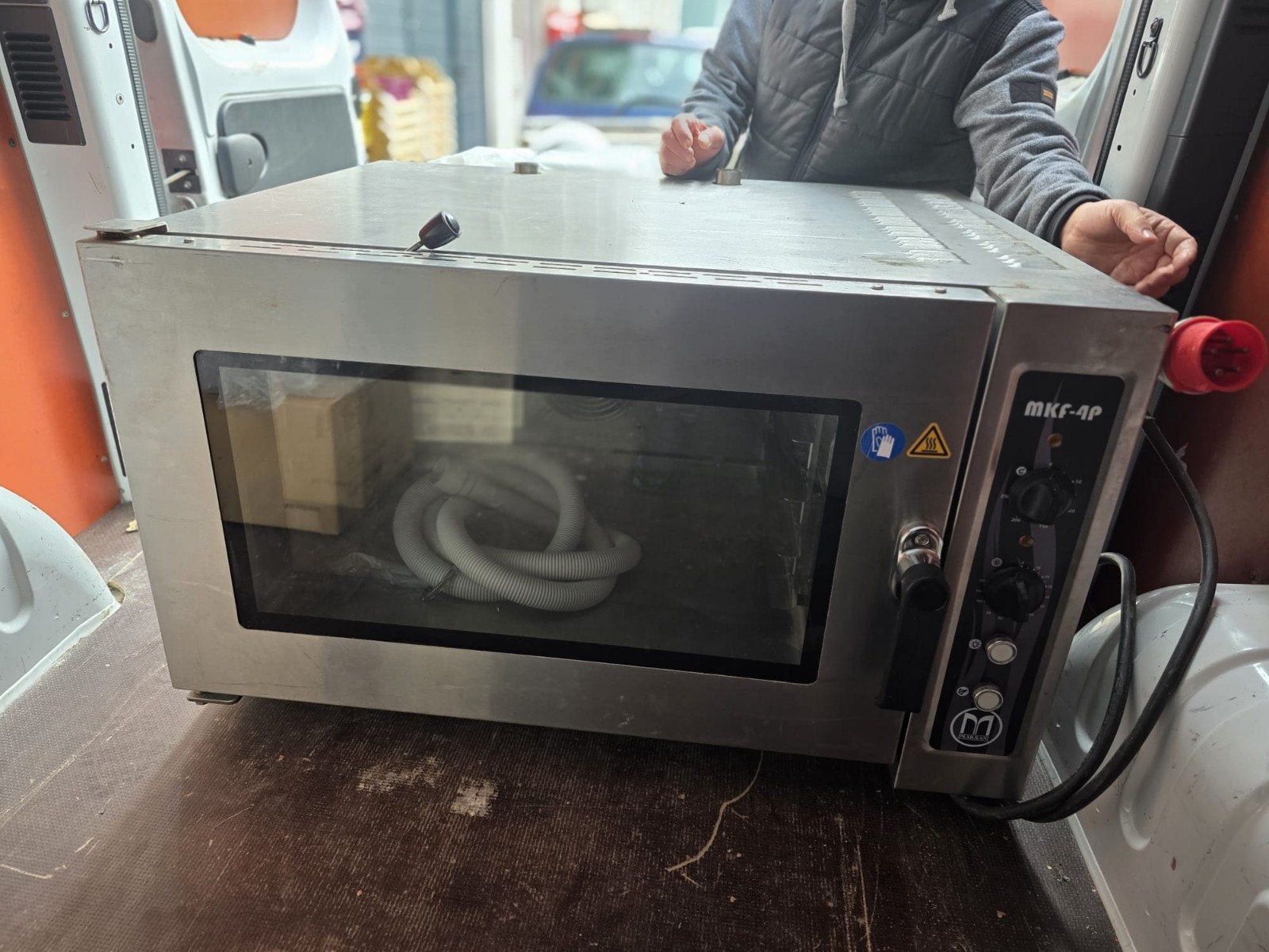 Maksan MKF-4P professionele heteluchtoven, Ophalen