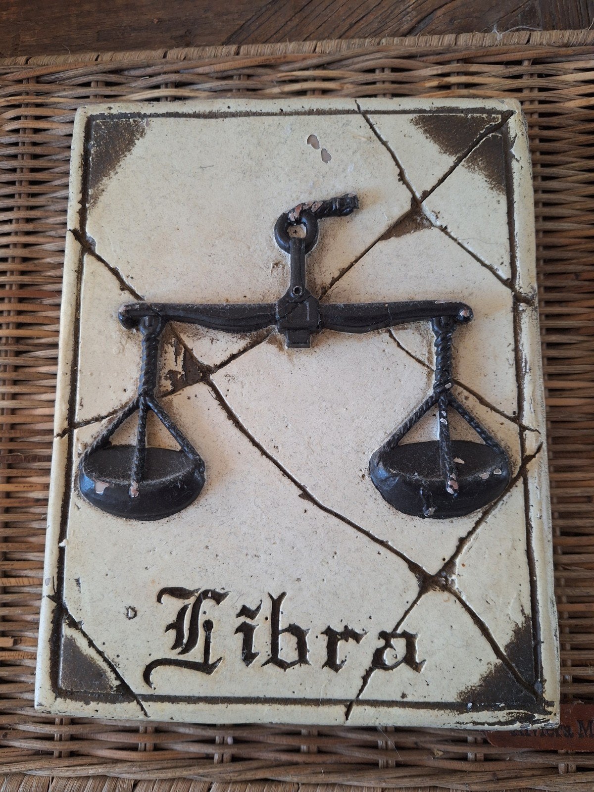 Wandtegel Libra Weegschaal - Vintage Decoratie, Ophalen of Verzenden, Zo goed als nieuw, Steen/keramiek