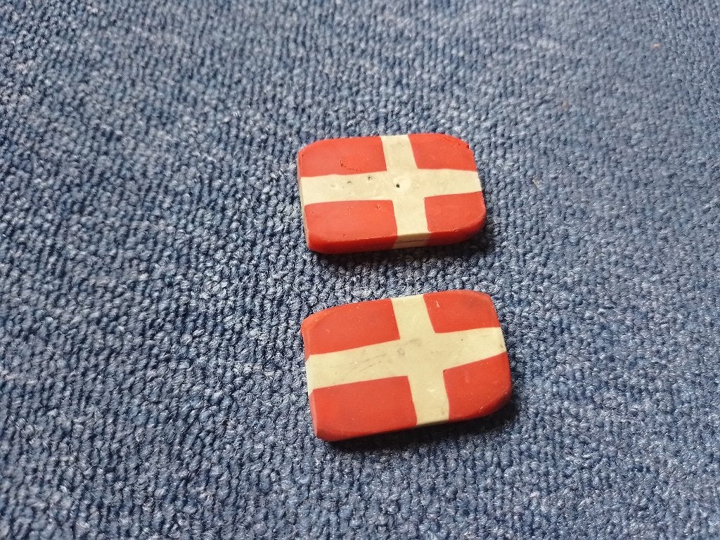 2 gummetjes in de vorm van de Deense vlag, Verzenden, Gebruikt