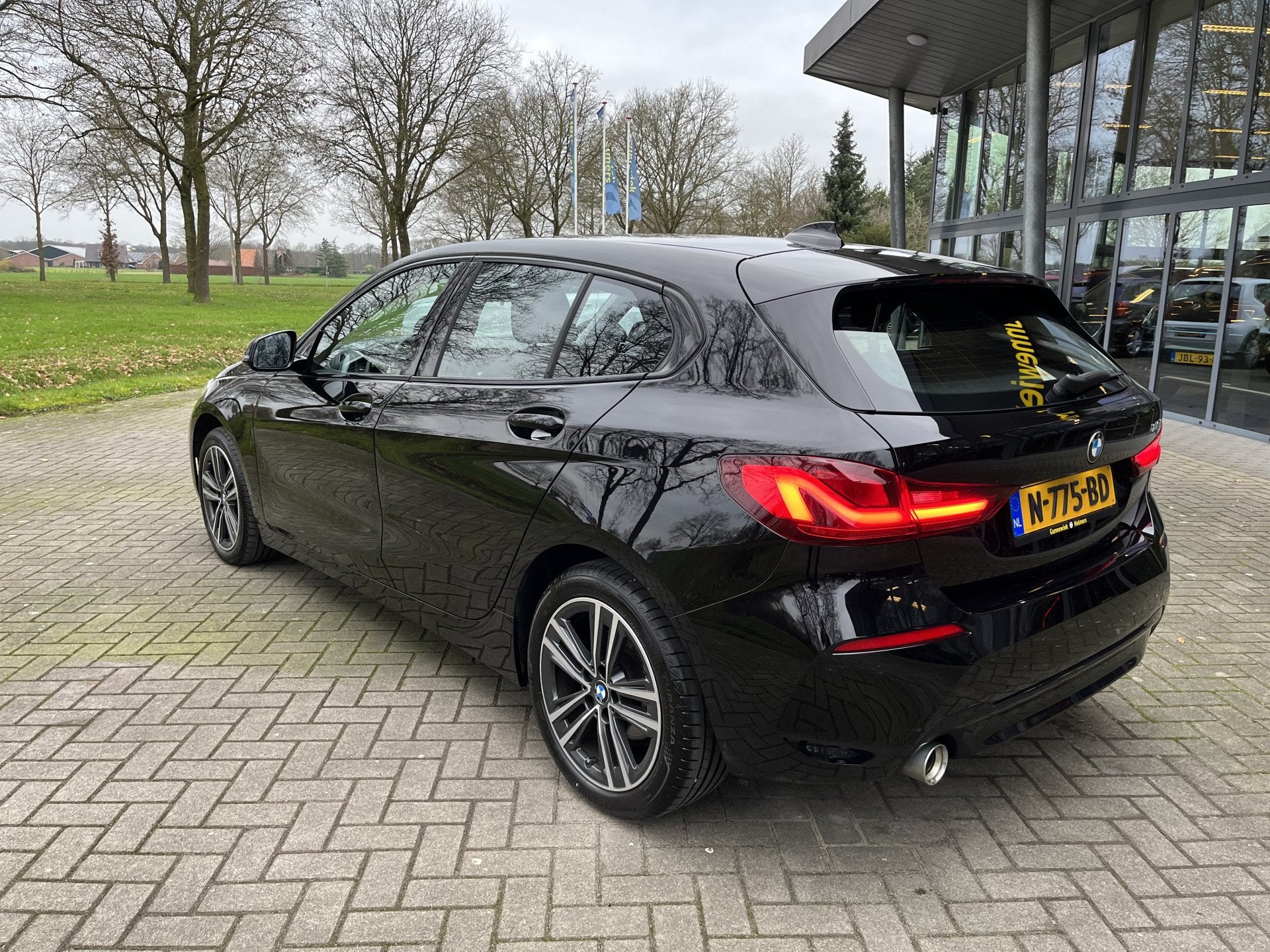 BMW 1-serie 118i Business Edition | DEALER OH | CARPLAY | CL, Auto's, 136 pk, Gebruikt, Leder en Stof, Zwart