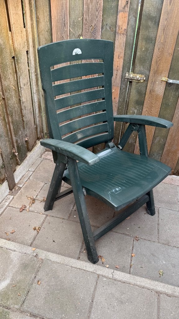 Gratis 8 tuinstoelen en een tuintafel, Ophalen, Gebruikt, Kunststof, Inklapbaar