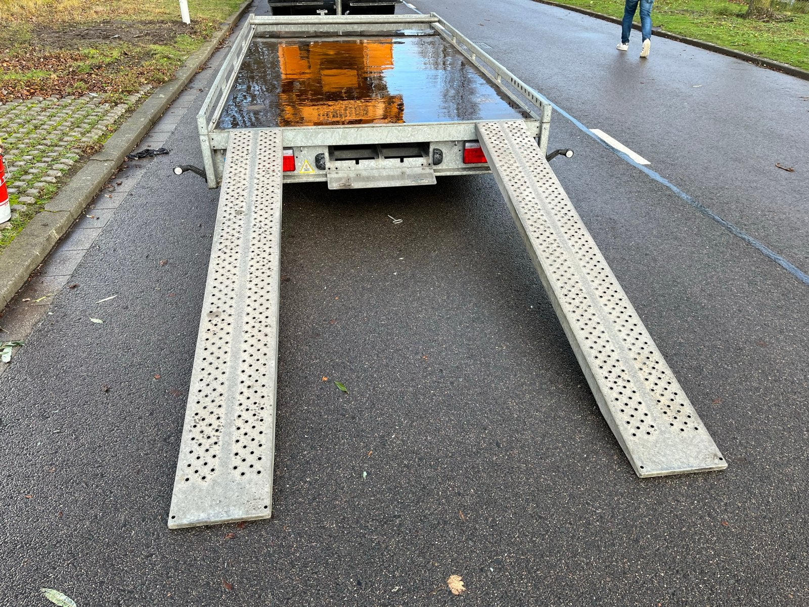 Robuuste Henra autoambulance met oprijplaten, Ophalen, Gebruikt