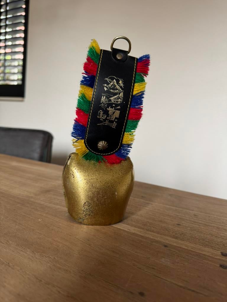 Metalen koebel aan riempje souvenir, Antiek en Kunst, Curiosa en Brocante, Ophalen of Verzenden
