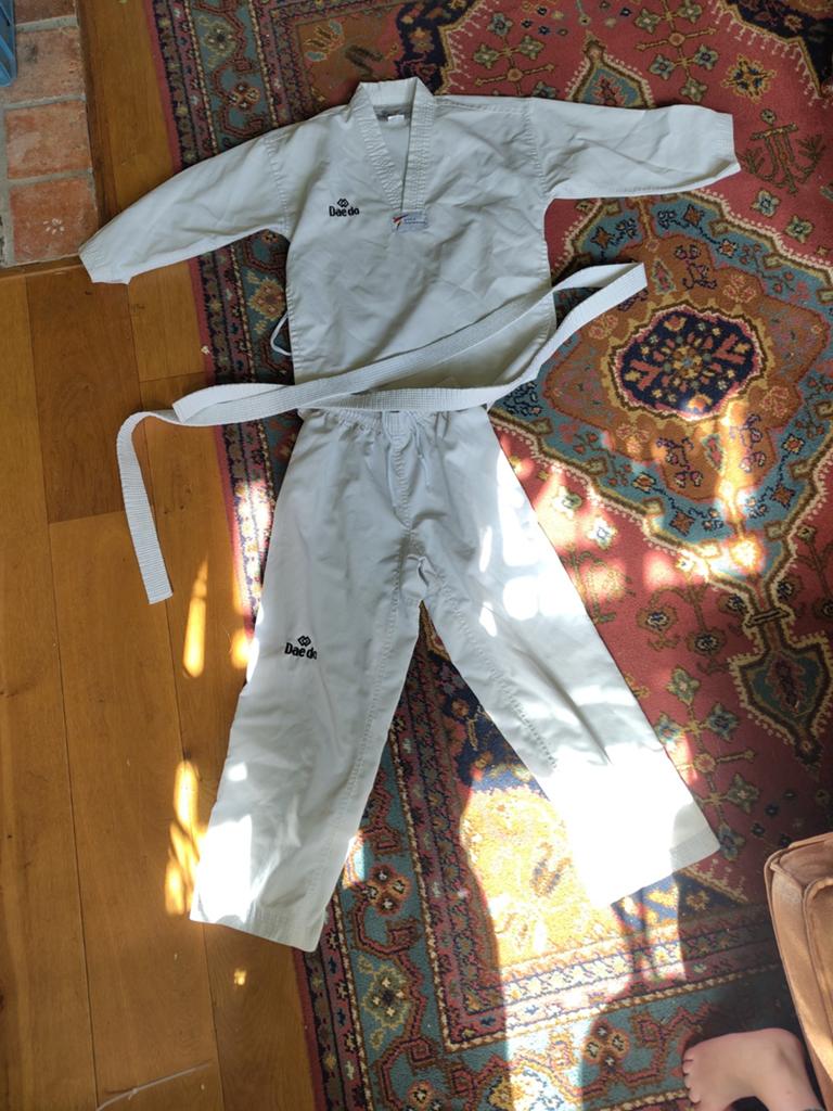 Taekwondo pak (Dobok) - Maat 150cm - Zo goed als nieuw, Groter dan maat XL, Taekwondo, Vechtsportpak, Ophalen of Verzenden