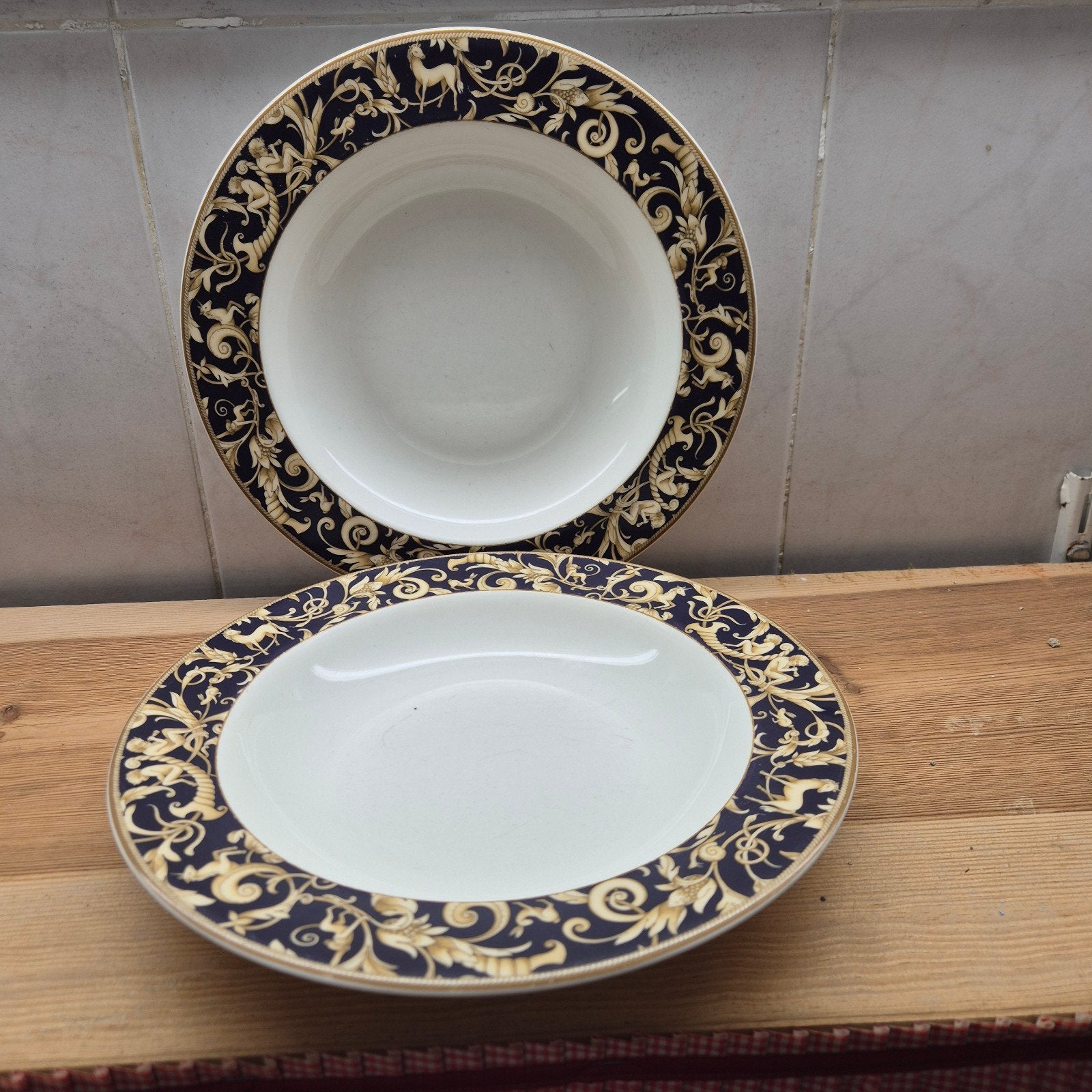 Set van 2 Wedgwood Cornucopia pastaborden 28,5cm, Gebruikt, Klassiek, Ophalen of Verzenden, Bord(en)