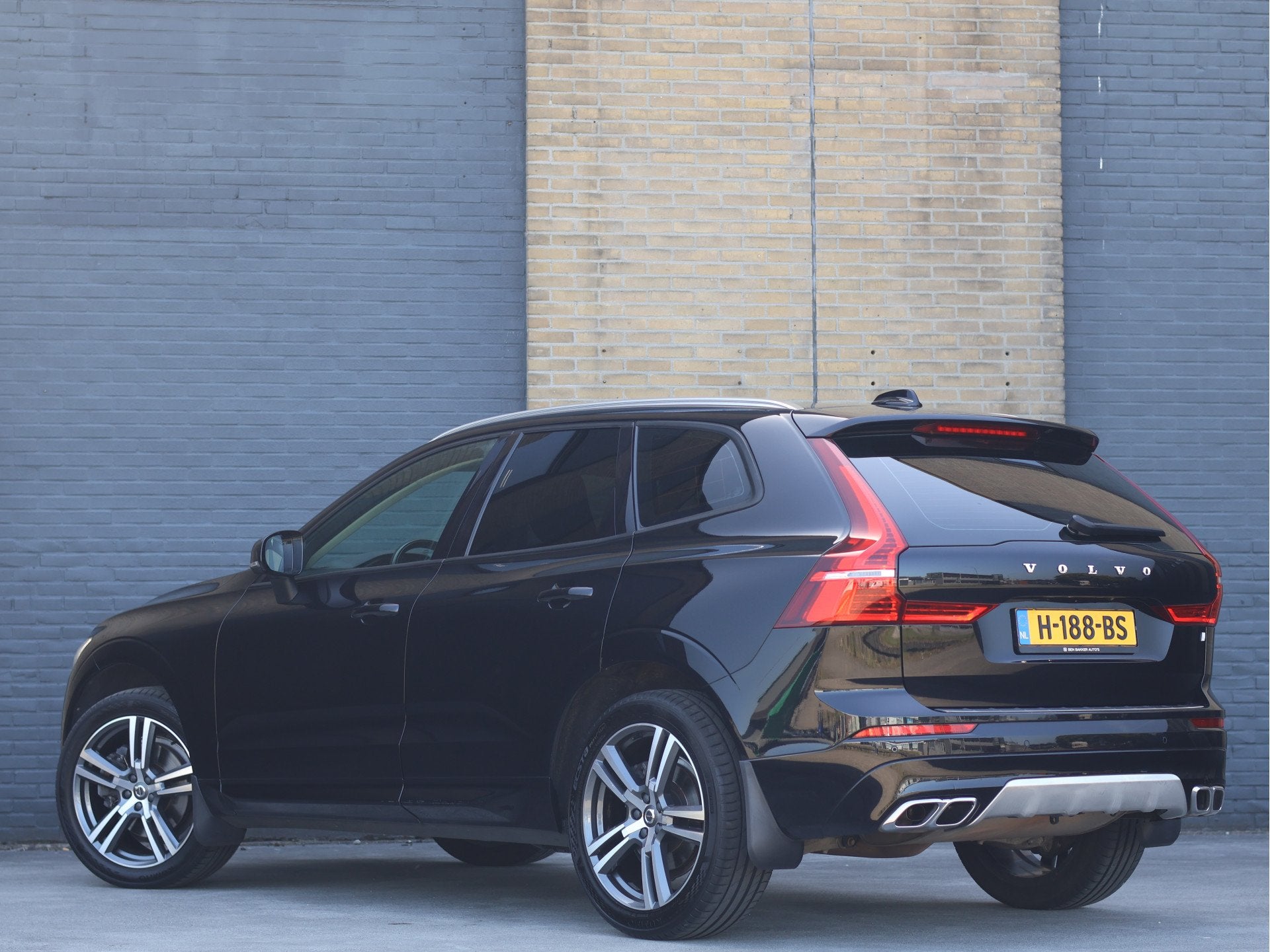 Volvo XC60 2.0 T4 Momentum Pro Polestar Engineered | Bruin L, Auto's, Volvo, Gebruikt, Euro 6, 1969 cc, Zwart